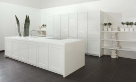 La moderna interpretación de la comodidad. Líneas claras, tono suaves y una selecta superficie perfectamente lacada de alto brillo. &gt;Pero lo que realmente le imprime carácter a esta cocina es el marcado diseño. Zuordnung: Stil Cocinas de diseño, Planungsart Cocinas con isla