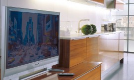 Los avances tecnológicos ya lo hacen posible, colocar un televisor en la cocina Zuordnung: Stil Cocinas de diseño, Planungsart Cocinas en línea