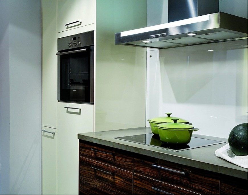 Cocina con columna de electrodomésticos en blanco y verde olivo