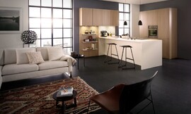 La isla de cocina marca el límite entre la sala de estar y la zona de trabajo. Los costados y la encimera del mismo color le otorgan el carácter de bloque compacto. Zuordnung: Stil Cocinas modernas, Planungsart Cocinas americanas (abiertas)