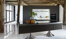Situada en el centro de la sala pero a la vez creando un espacio separado,STARCK BY WARENDORF, nos muestra con este modelo de cocina la perfección de la unión del diseño y la funcionalidad Zuordnung: Stil Cocinas de diseño, Planungsart Detalles del diseño