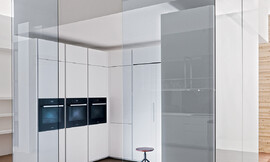 Un nuevo concepto de cocina integrada en un cubo de cristal donde los muebles y los electrodomésticos encuentran su posición ideal y convierten la cocina en un objeto de diseño arquitectónico exclusivo en el hogar. Zuordnung: Stil Cocinas de diseño, Planungsart Detalles del diseño