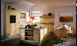 Con su calida elegancia y comodidad esta cocina clásica ofrece un ambiente maravilloso en una cocina magistral Zuordnung: Stil Cocinas rústicas, Planungsart Cocinas en U