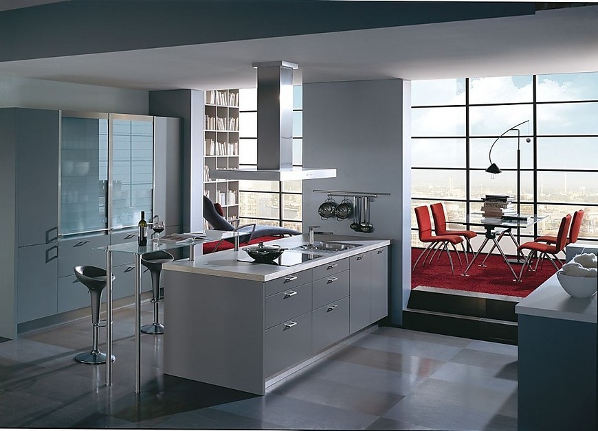 Isla de cocina y armarios altos en gris y barra de cristal