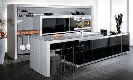 Esta moderna cocina de diseño, brilla con luz propia gracias a los materiales empleados, maderas nobles revestidas con el cristal de sus frentes y los azulejos que revisten la encimera y los armarios altos. Zuordnung: Stil Cocinas de diseño, Planungsart Cocinas americanas (abiertas)