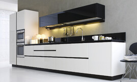 Cocina en blanco y negro en materiales nobles: El diseño purista, la línea de muebles de cocina en blanco destaca enmarcada por la encimera y los armarios altos en negro. Zuordnung: Stil Cocinas de diseño, Planungsart Cocinas en línea
