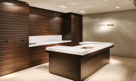 Exclusivo modelo de cocina con muebles de puertas correderas y una isla en el centro. Zuordnung: Stil Cocinas de lujo, Planungsart Cocinas americanas (abiertas)