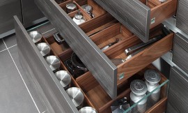 Cajones y extraibles con elementos de cristal y madera. Zuordnung: Stil Cocinas modernas, Planungsart Cocinas con isla