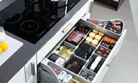 Cajón bajo encimera con alas extensibles automáticas que ofrecen una gran comodidad al abrir la gaveta y dejar dos alturas del cajón visibles. Zuordnung: Stil Cocinas de lujo, Planungsart Cocinas con isla