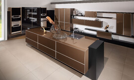 Una isla de cocina que permite disfrutar del trabajo en la cocina y de la tranquilidad que da un espacio ordenado y recogido a la hora de disfrutar de una velada en buena compañía Zuordnung: Stil Cocinas de diseño, Planungsart Cocinas americanas (abiertas)
