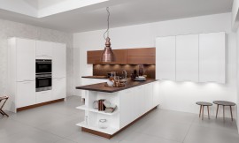 Le apetece un poco más de lujo? Cualquiera que busque una cocina de alta calidad con un diseño muy elegante, puede dejarse inspirar por esta cocina abierta. Snow es el nombre apropiado del tono de color de este frente, con un acabado mate. El diseño se completa con elementos de vidrio esmerilado de color cobre. Zuordnung: Stil Cocinas de diseño, Planungsart Cocinas en L